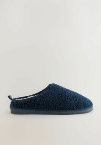 Marinblå, fluffig tygtoffel med rund tå, vadderad insida och platt gummisula; har en liten häll för lätt av- och påtagning.