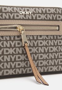 DKNY BRYANT AVE DOME  - Taška cez plece - chino/cappuccino