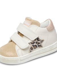 Sneaker per bambino bianco e beige con due strap in velcro e una stella con stampa leopardata sul lato.