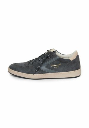 Sneaker basse in camoscio grigio scuro con suola beige, lacci neri e bianchi e logo dorato "Valsport 1920" sul lato.