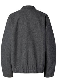 Felpa grigia, con texture, con un colletto alto, orlo elasticizzato e spalle scese. Presenta un design semplice e privo di adornamenti.