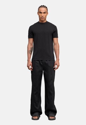 UTOPJA T SHIRT - Camiseta básica - black