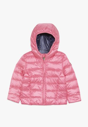 Doudoune matelassée rose avec capuche, fermeture à glissière frontale et doublure intérieure bleu marine, conçue pour le temps froid.