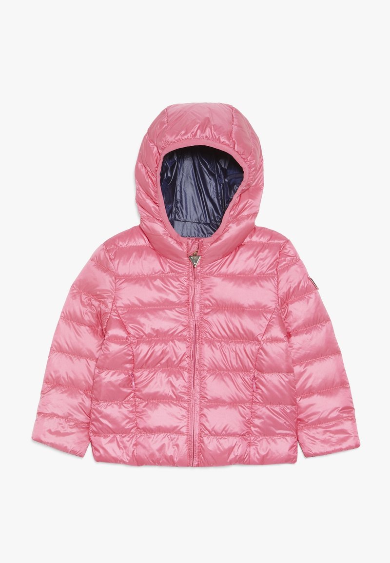 Doudoune matelassée rose avec capuche, fermeture à glissière frontale et doublure intérieure bleu marine, conçue pour le temps froid.