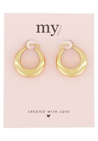 Boucles d'oreilles en métal doré avec un design lisse et arrondi. Présentées sur une carte rose pâle avec le texte "mon" et "CRÉÉ AVEC AMOUR."