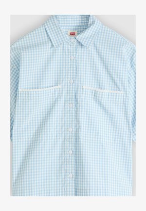 Camisa de manga corta de cuello a cuadros azul claro y blanco con botones blancos, cuello de punta, dos bolsillos delanteros con ribete de encaje blanco.