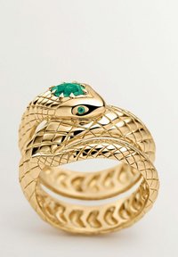 Anillo en forma de serpiente de oro con una piedra verde en la cabeza y una banda texturizada y decorada. El diseño imita las escamas de la serpiente.
