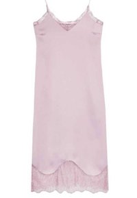Rosa Satin-Nachthemd mit dünnen Trägern, V-Ausschnitt und gewelltem Spitzenbesatz am Saum. Glatte Textur, leichtes Design.