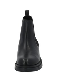 Stivale alla caviglia in pelle nera con finitura liscia, pannelli laterali elastici e una linguetta sul retro; presenta una suola nera robusta.