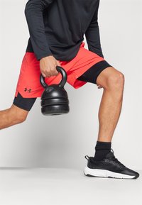 Under Armour VANISH WOVEN - Shorts 2 en 1 - racer red/black
