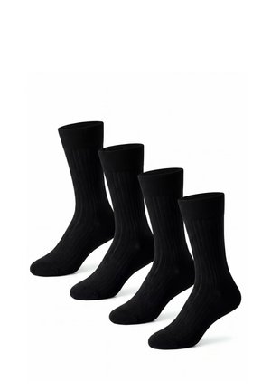 Vier Paare schwarze gerippte Kniestrümpfe, die aufrecht vor weißem Hintergrund in einer diagonalen Linie stehen.