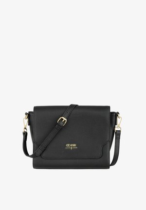 Czarna skórzana torebka o teksturowanym wykończeniu, z logo w złotym kolorze, zapięciem na klapkę i regulowanym paskiem.