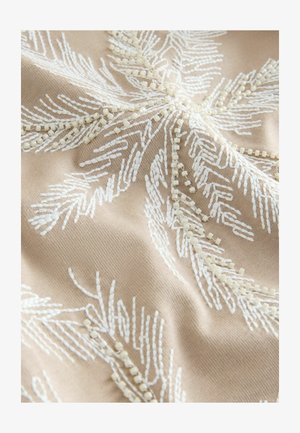 Textil brodat cu un fundal bej și modele de frunze albe, împodobit cu mărgele texturate mici care conturează designul.