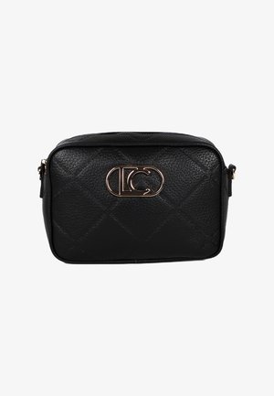 Sac de messager en similicuir noir avec un design matelassé, matériel logo doré et forme rectangulaire avec fermeture éclair.