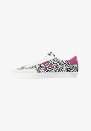 Sneakers med et sort og hvidt plettet mønster, lyserødt suede hæl-accent, lilla kranie-logo og hvide snørebånd; tekstureret gummisul.