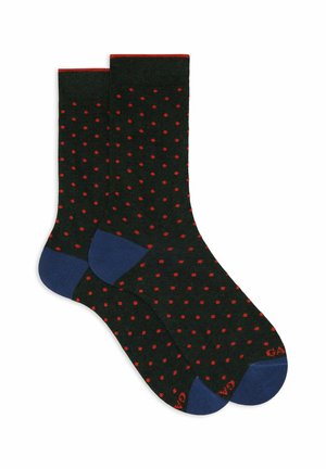 Calze nere da crew con piccoli pois rossi e sezioni del tallone e della punta di colore blu navy, disposte piatte e sovrapposte.