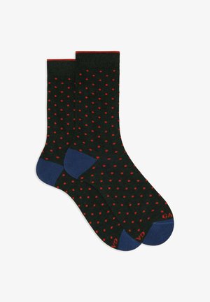 Calze nere da crew con piccoli pois rossi e sezioni del tallone e della punta di colore blu navy, disposte piatte e sovrapposte.