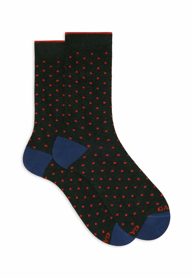 Calze nere da crew con piccoli pois rossi e sezioni del tallone e della punta di colore blu navy, disposte piatte e sovrapposte.