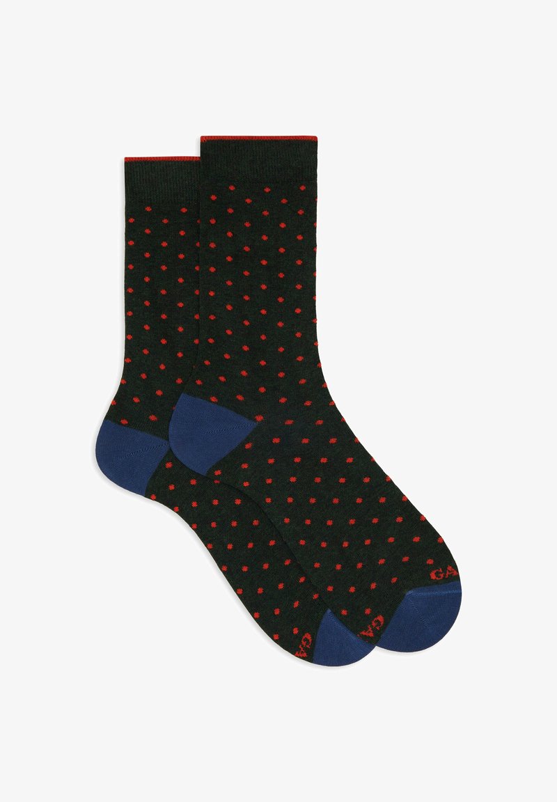 Calze nere da crew con piccoli pois rossi e sezioni del tallone e della punta di colore blu navy, disposte piatte e sovrapposte.