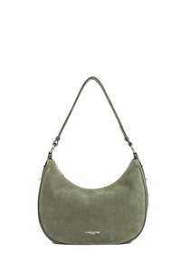 Borsa in suede verde con una forma curva e una sola tracolla. Presenta hardware in tonalità argento e un logo impresso sulla parte frontale.