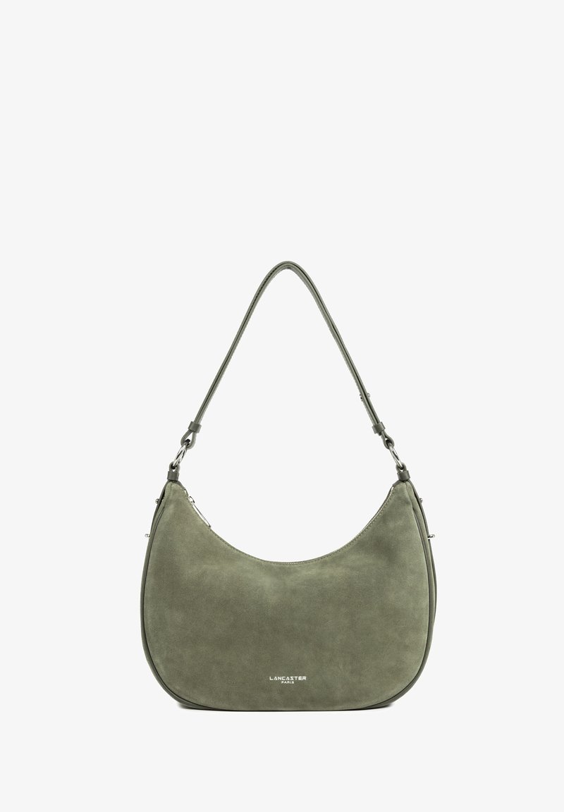 Borsa in suede verde con una forma curva e una sola tracolla. Presenta hardware in tonalità argento e un logo impresso sulla parte frontale.