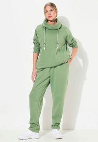 Ulla Popken KUSCHELWEICHE INNENSEITE ELASTIKBUND - Jogginghose - sage green