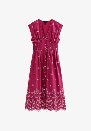 Mouwloze diep roze jurk met V-hals, knopen aan de voorkant, getailleerde taille en witte bloemenborduurwerk verspreid en langs de gegolfde zoom.