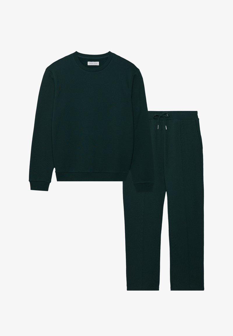 Tume roheline, ribadega pikka varrukat tuvustav särk, millel on ümar kaelus ja sobivad nööriga püksid. Mõlemal on pehme tekstuur ja mugav lõige.