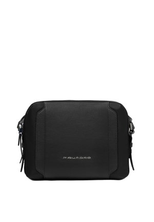 Schwarze rechteckige Ledertasche für die Schulter mit silberner Logoplatte und seitlichen Reißverschlussfächern, entworfen für den täglichen Gebrauch und Reisen.