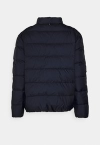 Marineblå puffjakke med ståkrave, quiltet tekstur og vandret syninger. Ingen synlig branding eller udsmykninger på bagsiden.