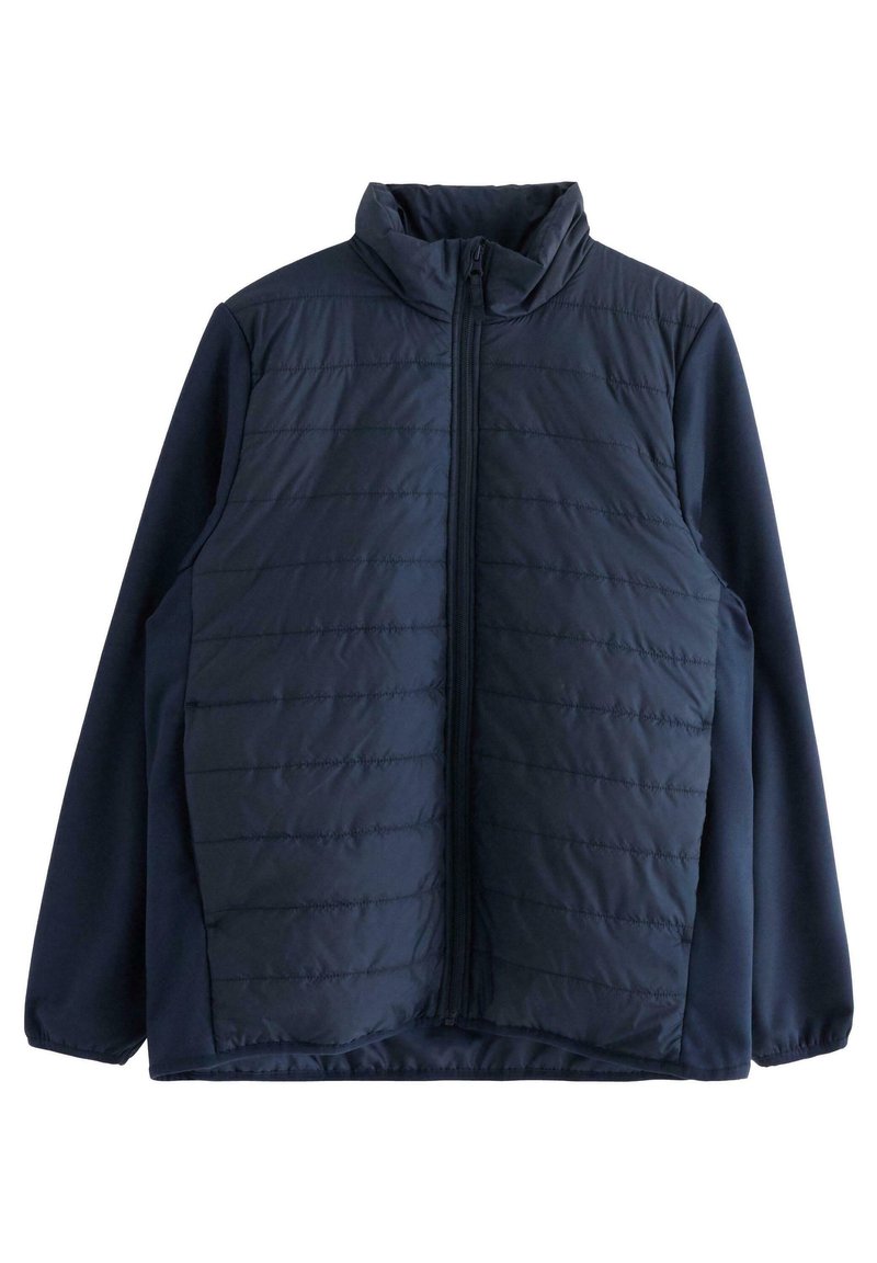 Marineblå puffjakke med quiltet tekstur på fronten, glat stof på ærmerne, høj krave og lynlås i fuld længde.