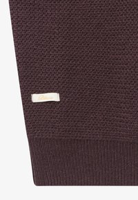 Strickpullover in Dunkelviolett mit strukturiertem Muster und gerippten Bündchen. Enthält ein kleines Etikett mit dem "Blkvis"-Label in Creme.