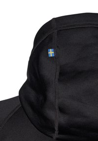 Sort hættetrøje med høj krave, med synlige sømme og et lille svensk flagmærke på siden. Glat stoftekstur.