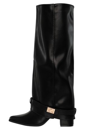 Botte noire en cuir montant jusqu'au genou avec un talon bloc bas et une sangle décorative ornée d'une boucle rectangulaire dorée.