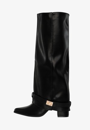 Botte noire en cuir montant jusqu'au genou avec un talon bloc bas et une sangle décorative ornée d'une boucle rectangulaire dorée.