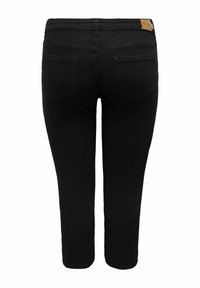 Pantalones capri de mezclilla negra con diseño ajustado, bolsillos traseros y cinturilla lisa. Tela texturizada con acabado suave.