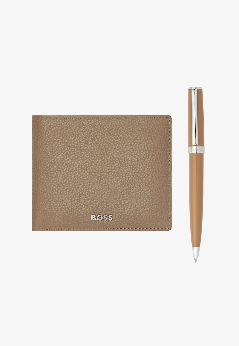 Portefeuille en cuir beige texturé avec logo argenté "BOSS" à côté d'un stylo à bille beige assorti avec des accents argentés sur fond blanc.
