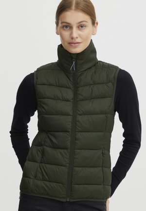 Tumši zaļš pildīts veste ar augstu apkakli, priekšējo rāvējslēdzēju un sānu kabatām. Iezīmējas ar izšūtu tekstūru un pieguļošu dizainu.