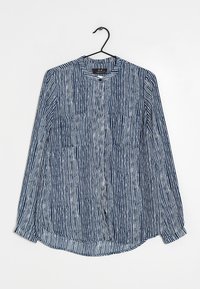 Blå og hvidstribet langærmet skjorte med rund krave, knaplukning foran og to brystlommer; stoffet har en struktureret overflade.
