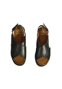 Schwarze Leder-Slingback-Sandalen mit gekreuzten Riemen, offener Zehenpartie und braunem Fußbett; mit einer Schnalle am Knöchelriemen zur Verstellbarkeit.