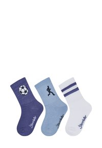 Tre paia di calzini per bambini: viola scuro con un pallone da calcio, azzurro chiaro con una figura che corre e bianchi con strisce marine.
