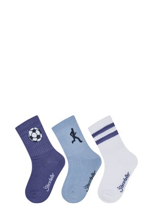 Drei Paare Kindersocken: dunkelviolett mit einem Fußball, hellblau mit einer laufenden Figur und weiß mit maritimen Streifen.