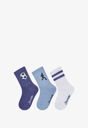 Drei Paare Kindersocken: dunkelviolett mit einem Fußball, hellblau mit einer laufenden Figur und weiß mit maritimen Streifen.