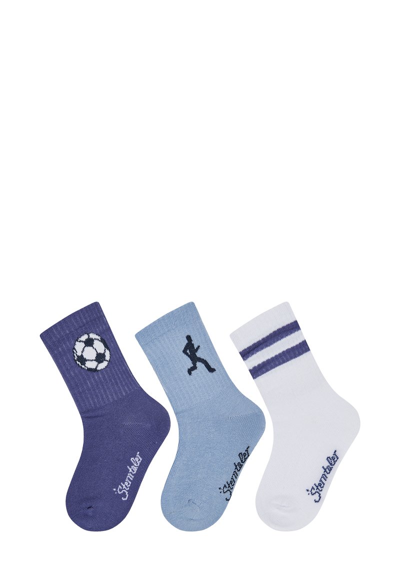 Tre paia di calzini per bambini: viola scuro con un pallone da calcio, azzurro chiaro con una figura che corre e bianchi con strisce marine.