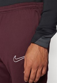 Nike Performance DRI-FIT ACADEMY PANT - Pantalones deportivos - burgundy crush/white