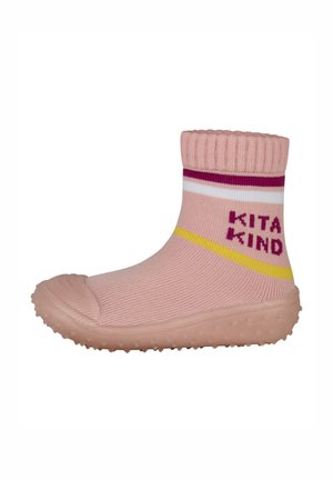 Rosa Kleinkind-Socken-Schuh mit Gummisohle und Zehenpartie, versehen mit lila, weißen und gelben Streifen sowie dem Schriftzug "KITA KIND" am Knöchel.