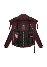 Bordeaux kleurige pufferjack met gewatteerde textuur, afneembare capuchon, contrasterende zwarte voering, meerdere binnenzakken en logodetails op de stof.