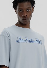 LOW LIGHTS STUDIOS® NATIONAL - Μπλουζάκι με στάμπα - sky blue