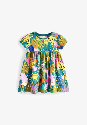 Robe colorée à manches courtes pour tout-petit avec imprimé d’animaux de la jungle comprenant des girafes, des zèbres, des oiseaux, des papillons et des plantes sur fond vert.