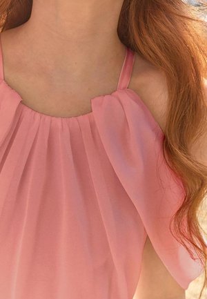 Tessuto rosa trasparente con design fluente e morbido drappeggio intorno allo scollo, caratterizzato da spalline delicate e una texture liscia.